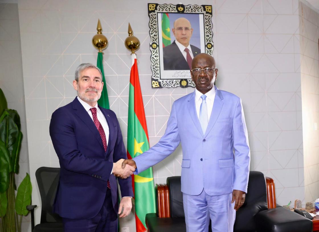 GRAFCAN3514. NUAKCHOT (MAURITANIA), 20/02/2025.- El ministro de Exteriores de Mauritania, Mohamed Salem Ould Merzoug, ha recibido este jueves en Nuakchot al presidente de Canarias, Fernando Clavijo, en la primera jornada del viaje de dos días que este ha emprendido al país. EFE/Abdel Jelil Oumar Watt