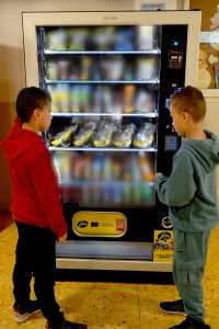 Plátano de Canarias se incluirá en las máquinas expendedoras de colegios de todo el país