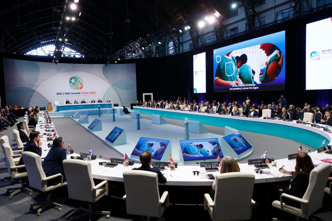 El presidente del Banco Interamericano De Desarrollo (BID), Ilan Goldfajn, habla durante la ceremonia de clausura de las Asambleas Anuales de Gobernadores del BID y de BID Invest 2025 en Santiago (Chile). EFE/ Elvis González