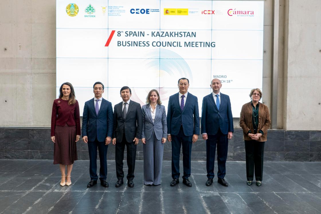 MADRID (ESPAÑA), 18/03/2025.- Foto de familia (i-d) Marta Blanco, presidenta de CEOE Internacional, Timur Onzhanov, vicepresidente de Baiterek National Management Holding JSC, Murat Karimsakov, presidente de la Cámara de Comercio Internacional de Kazajistán, Amparo López Senovilla, secretaria de Estado de Comercio de España, Kairat Torebayev, viceministro de Comercio e Integración de Kazajistán, Danat Mussayev, embajador de Kazajistán en España, Inmaculada Riera, directora general de la Cámara de Comercio de España durante la 8ª Reunión del Consejo Empresarial Kazajistán-España celebrada hoy en la Cámara de Comercio de España en Madrid. EFE/Fernando Villar Sellés.