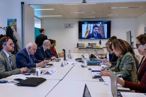 BRUSELAS, 07/03/2025.- El viceconsejero del Gabinete de la Presidencia del Gobierno de Canarias, Octavio Caraballo (i), participa en el grupo de trabajo sobre inmigración del Comité de las Regiones Marítimas y Periféricas de la Unión Europea, donde expondrá la situación de los menores que llegan a las islas en pateras y cayucos. EFE/ Elio Germani