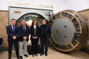 MADRID, 26/03/2025.- La ministra de Sanidad, Mónica García, junto a los presidentes de la Agencia EFE, Miguel Ángel Oliver (2i) y del Instituo Cervantes, Luis García Montero (d), y el director de Asuntos Públicos de Pfizer, Fernando Méndez (i), junto a la Caja de las Letras, donde han inaugurado el Foro 'Covid, cinco años después. ¿En qué momento estamos?', organizado por EFESalud, este miércoles. EFE/ FERNANDO VILLAR