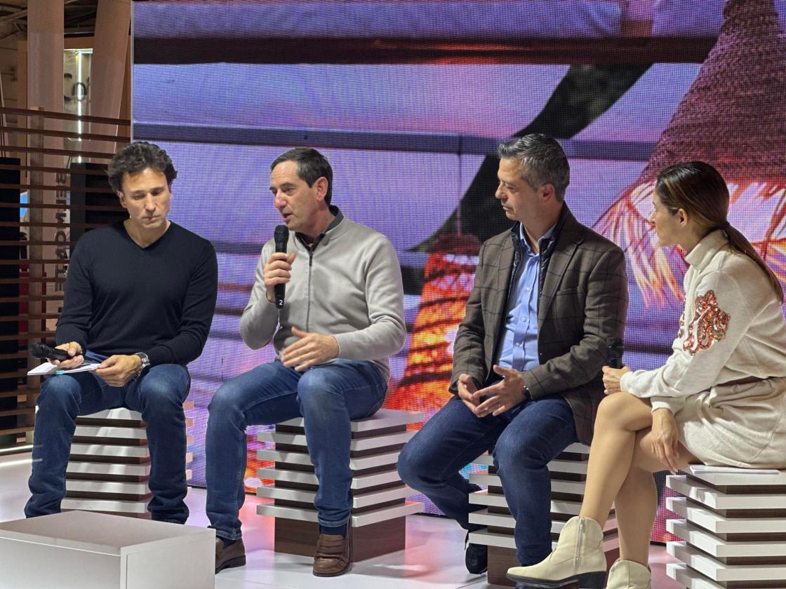 El concejal de Turismo de Guarda, Rui Melo (2i), durante la presentación del Wine Fest en la Feria de Turismo de Lisboa (BTL). EFE/Carlos García