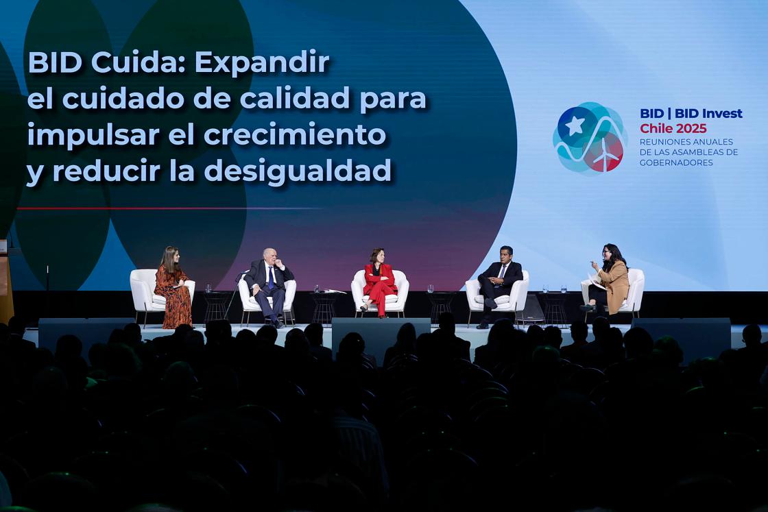 Fotografía general de la iniciativa BID, 'Ampliar la atención de calidad para impulsar el crecimiento y reducir la desigualdad', durante la segunda jornada de las Asambleas Anuales de Gobernadores del BID y de BID Invest 2025 en Santiago (Chile). EFE/ Elvis González