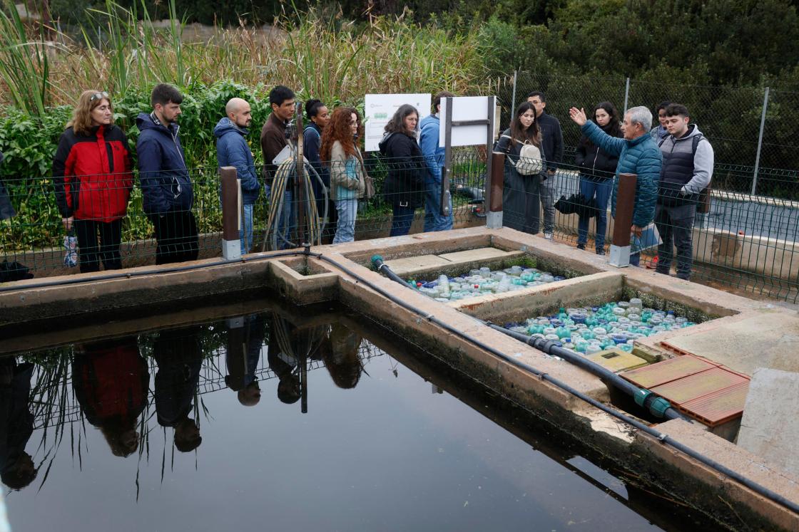GRAFCVA6313. PUÇOL (VALENCIA), 29/03/2025.- Varias personas observan los sistemas de depuración en la urbanización Valle Residencial Los Monasterios, en Puçol (Valencia), que se ha convertido en pionera en cerrar el ciclo integral del agua y ahorrar 100.000 litros al día con la ayuda de jardines drenantes, reutilización y la introducción de humedales artificiales en su depuradora, nutridos con fango de potabilizadora, una experiencia que demuestra la eficacia de esta tecnología para depurar aguas en urbanizaciones o poblaciones pequeñas. EFE/Miguel Ángel Polo