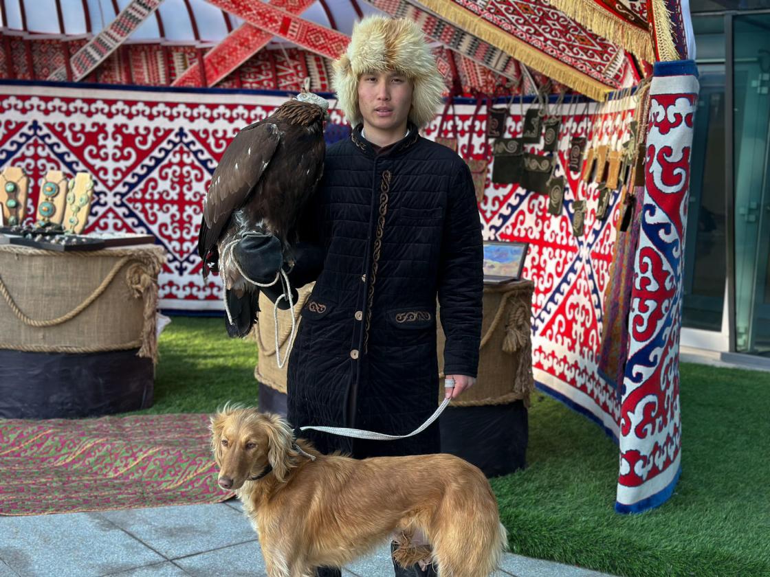 Kazakhs, especially young people, are showing increasing interest in their traditional clothing, which they are adapting to modern times—a trend clearly visible during the Nowruz celebration, the Persian New Year. EFE/Kulpash Konyrova 