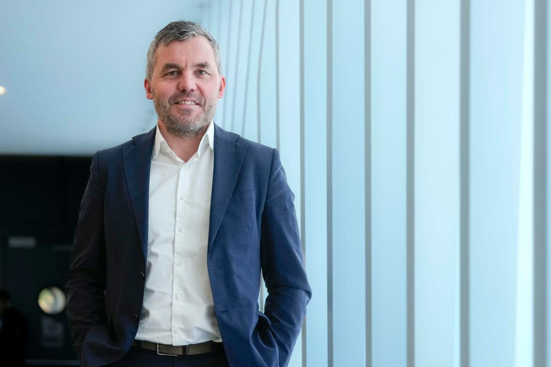 GRAFCAT4882. BARCELONA, 05/03/2025.- El vicepresidente senior de Huawei para Europa, Kenneth Fredriksen, durante una entrevista con EFE, en la que ha explicado que la tecnológica china Huawei presenta estos días en el congreso MWC sus soluciones para convertir el mundo en un lugar más conectado e inteligente, gracias al uso de la inteligencia artificial (IA), así como dispositivos innovadores, como el primer triple plegable del mercado. EFE/Enric Fontcuberta