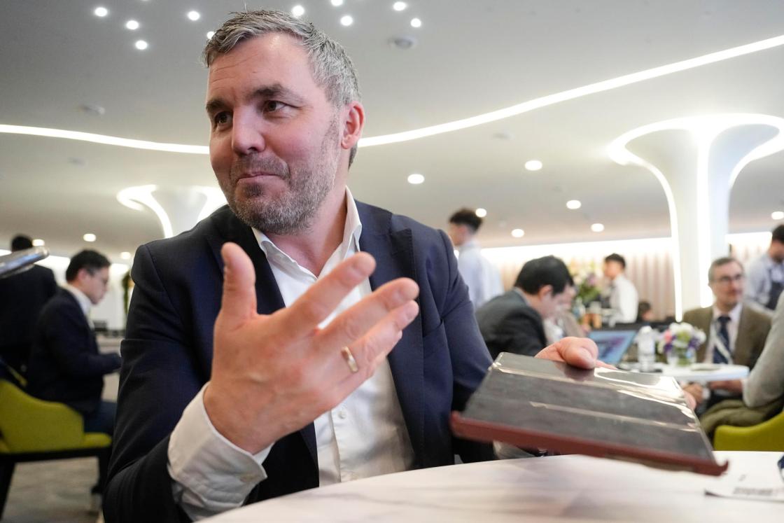 GRAFCAT4882. BARCELONA, 05/03/2025.- El vicepresidente senior de Huawei para Europa, Kenneth Fredriksen, durante una entrevista con EFE, en la que ha explicado que la tecnológica china Huawei presenta estos días en el congreso MWC sus soluciones para convertir el mundo en un lugar más conectado e inteligente, gracias al uso de la inteligencia artificial (IA), así como dispositivos innovadores, como el primer triple plegable del mercado. EFE/Enric Fontcuberta