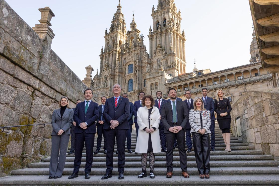 SANTIAGO DE COMPOSTELA, 15/03/2025.- La alcaldesa de Santiago, Goretti Sanmartín (c) posan con autoridades, alcaldes y representantes del Grupo de Ciudades Patrimonio de la Humanidad, antes de la asamblea celebrada este sábado en Santiago de Compostela. EFE/Lavandeira jr