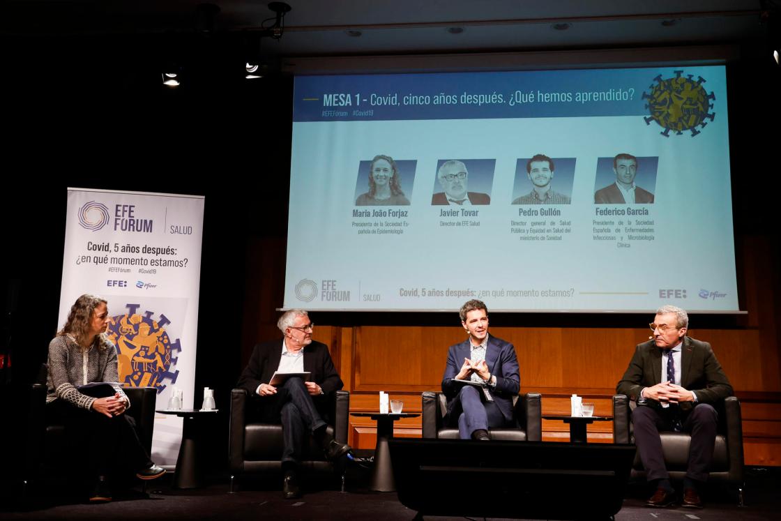 MADRID, 26/03/2025.- De izda a dcha: Maria João Forjaz, Presidenta de la Sociedad Española de Epidemiología; Javier Tovar, Director de Efe Salud; Pedro Gullón, Director general de Salud Pública y Equidad en Salud del ministerio de Sanidad y Federico García, Presidente de la Sociedad Española de Enfermedades Infecciosas y Microbiología Clínica, intervienen en el Foro 'Covid, cinco años después. ¿En qué momento estamos?', organizado por EFESalud, este miércoles en Madrid. EFE/ David Fernández