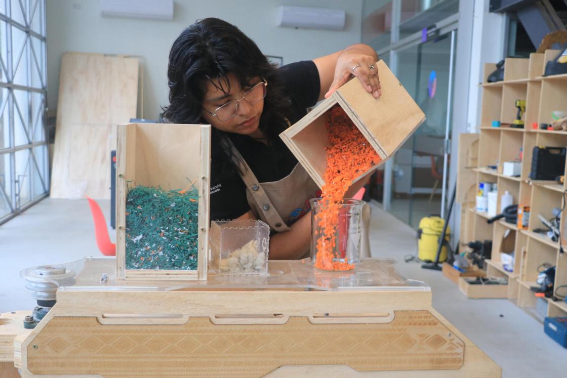 La ingeniería boliviana, Grecia Bello, trabaja en su taller en Santa Cruz (Bolivia). EFE/ Juan Carlos Torrejón