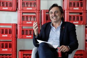 Fotografía del vicepresidente de Asuntos Públicos, Comunicaciones y Sostenibilidad para la Zona Centro de Coca-Cola Latinoamérica, Daniel Suárez, hablando durante una entrevista con EFE en Bogotá (Colombia). EFE/ Carlos Ortega