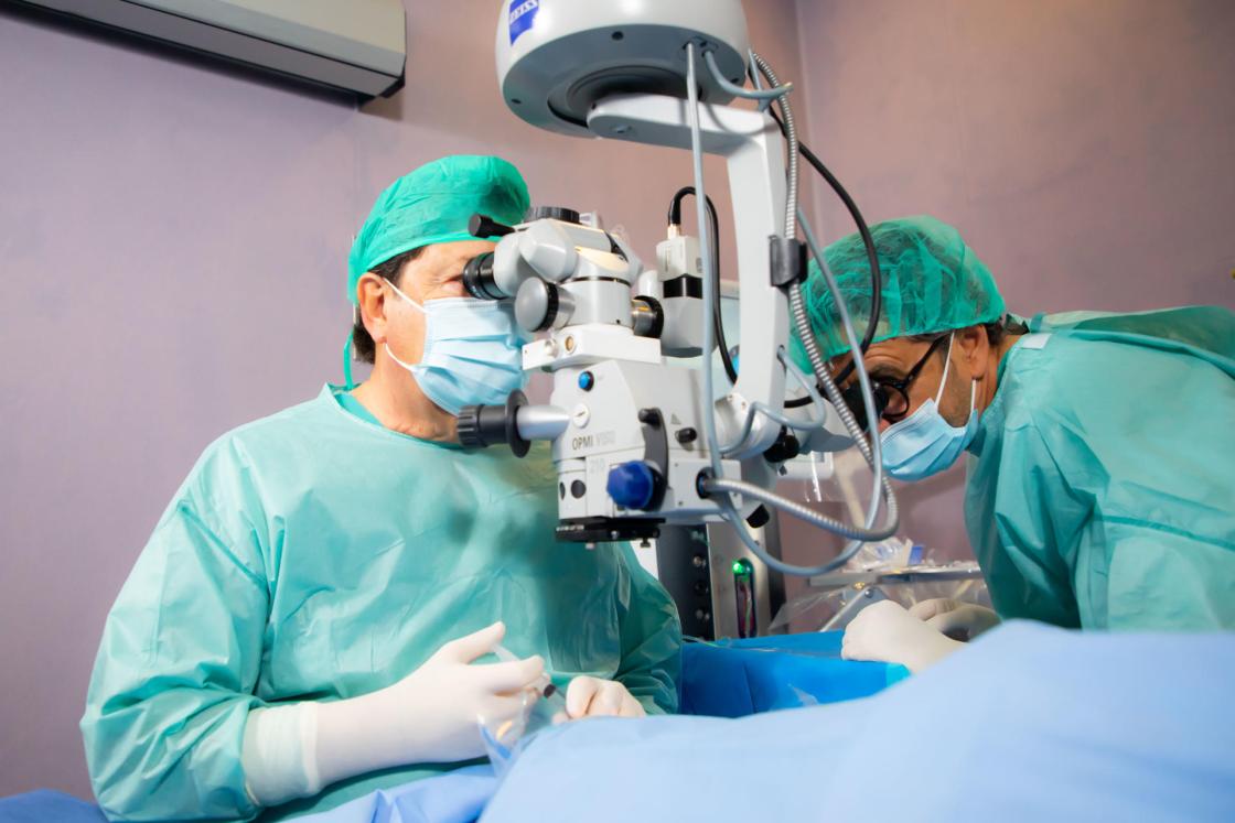 Vithas, pionera en el uso de lentes intraoculares diseñadas con inteligencia artificial para corregir la presbicia