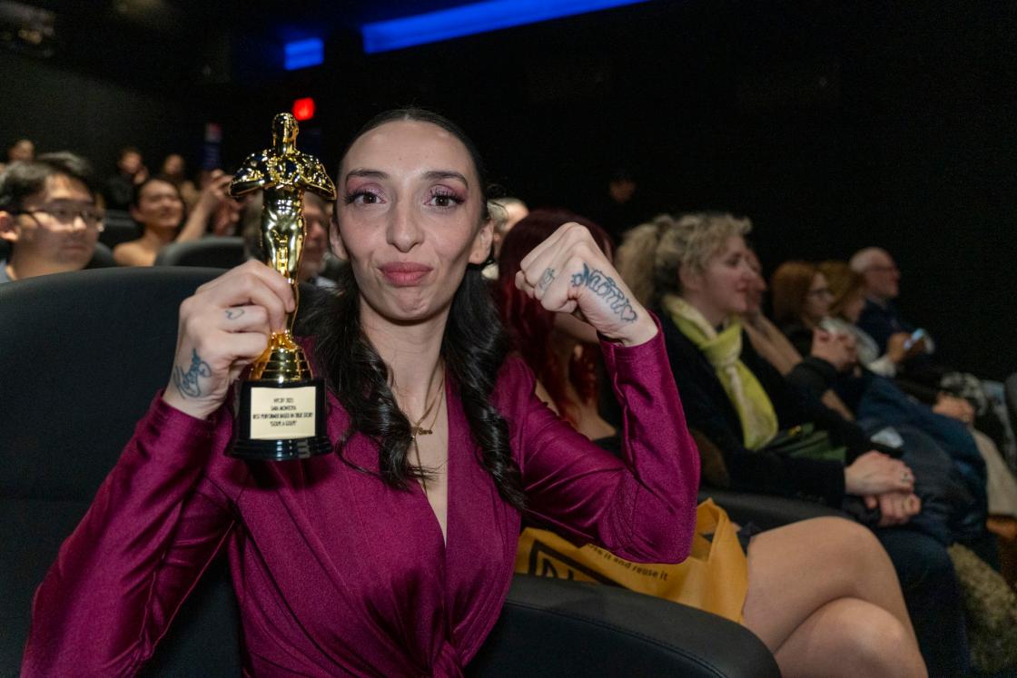 Sara Montoya posa sosteniendo un galardón durante la gala de los premios New York City International Film Festival este viernes en Nueva York (EE.UU.). EFE/Ángel Colmenares 