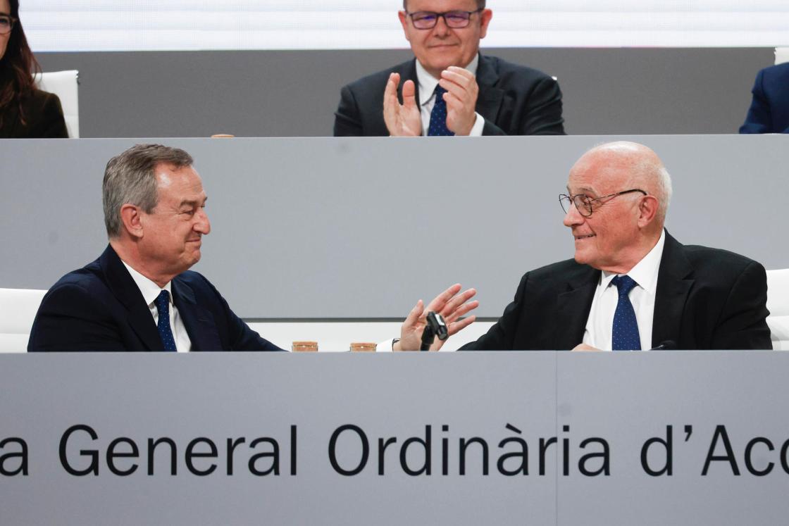 GRAFCAT5663. SABADELL (BARCELONA) (ESPAÑA), 20/03/2025.- El presidente del Banco Sabadell, Josep Oliu (d) junto al consejero delegado, César González-Bueno (i), tras su intervención en la Junta General de Accionistas de la entidad que se celebra por primera vez en Sabadell (Barcelona) después de que el banco anunciara en enero el retorno de su sede social a Cataluña tras más de siete años en Alicante desde donde ha alertado este jueves de los "riesgos de ejecución" de la opa lanzada por el BBVA ante sus accionistas, que le han dedicado una larga ovación, y ha apelado al "bien común de este país" a la hora de valorar la oferta.EFE/ Quique García