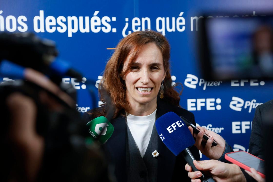 MADRID, 26/03/2025.- La ministra de Sanidad, Mónica García, atiende a la prensa a su llegada a la inauguración del Foro 'Covid, cinco años después. ¿En qué momento estamos?', organizado por EFESalud, este miércoles en Madrid. EFE/ David Fernández