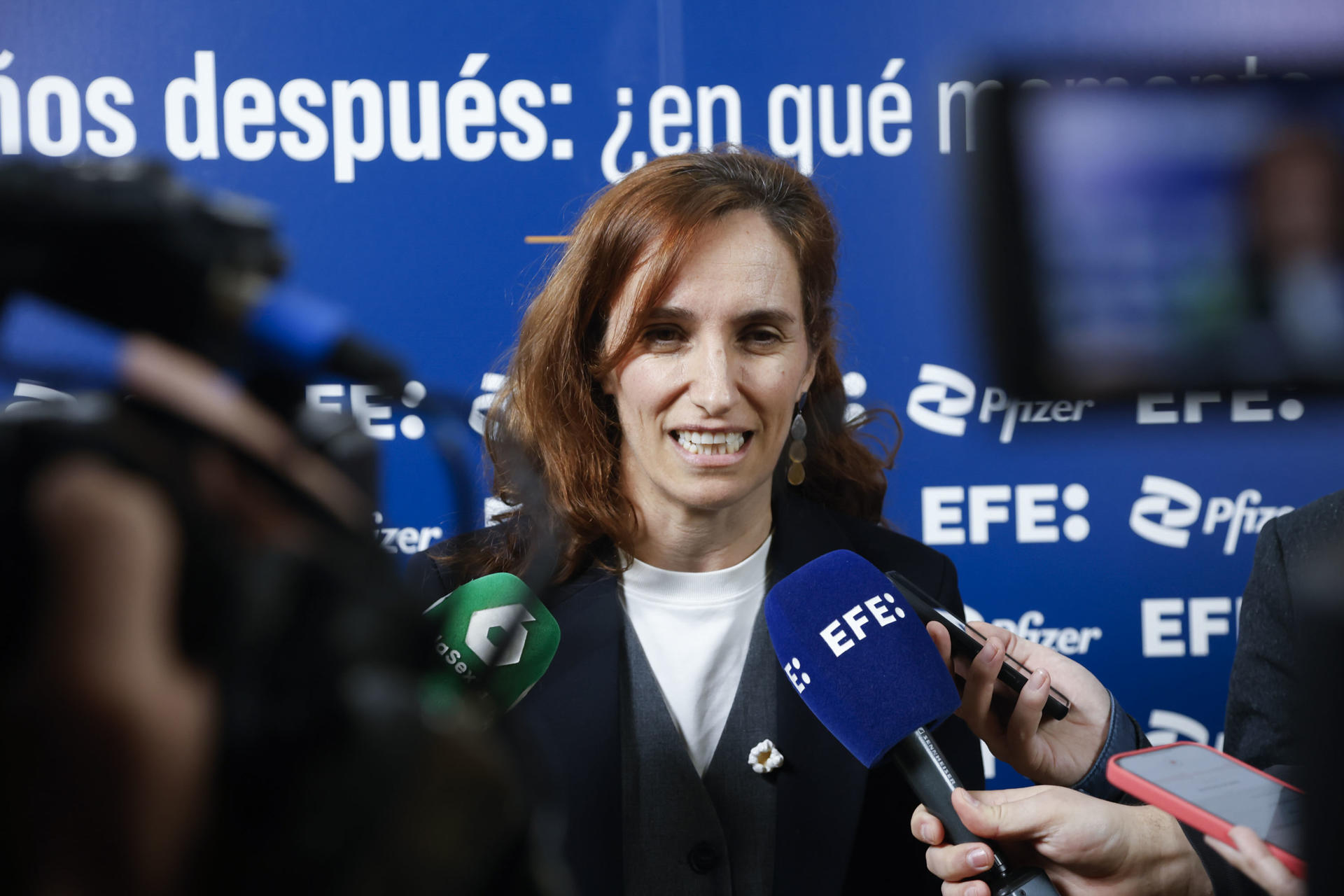 MADRID, 26/03/2025.- La ministra de Sanidad, Mónica García, atiende a la prensa a su llegada a la inauguración del Foro 'Covid, cinco años después. ¿En qué momento estamos?', organizado por EFESalud, este miércoles en Madrid. EFE/ David Fernández