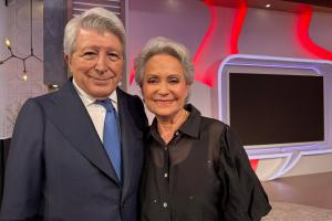 La actriz Adriana Barraza, ganadora del Premio Platino de Honor 2018, y el presidente de Egeda, Enrique Cerezo, posan durante la ceremonia de nominaciones de los XII Premios Platino en los estudios de Telemundo Center en Miami (Estados Unidos). EFE/ Alicia Civita