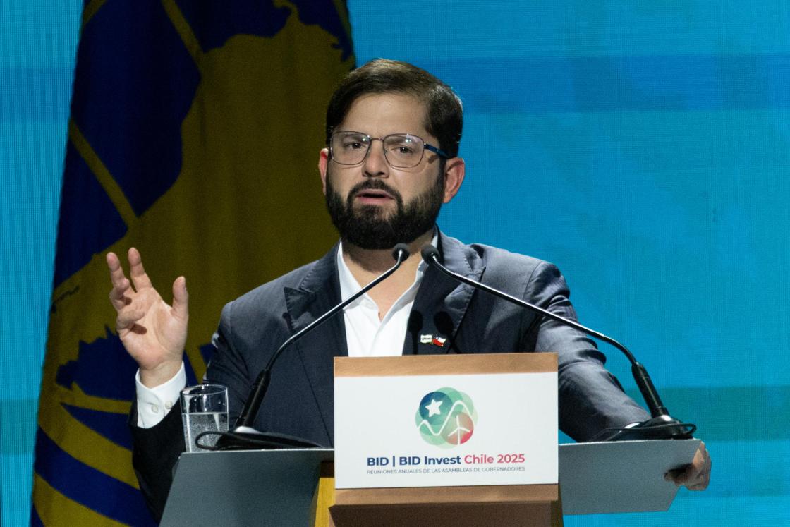 El presidente de Chile, Gabriel Boric, participa en la Asamblea de Gobernadores del BID en el Centro Cultural Estación Mapocho, en Santiago (Chile). EFE/ Ailen Diaz
