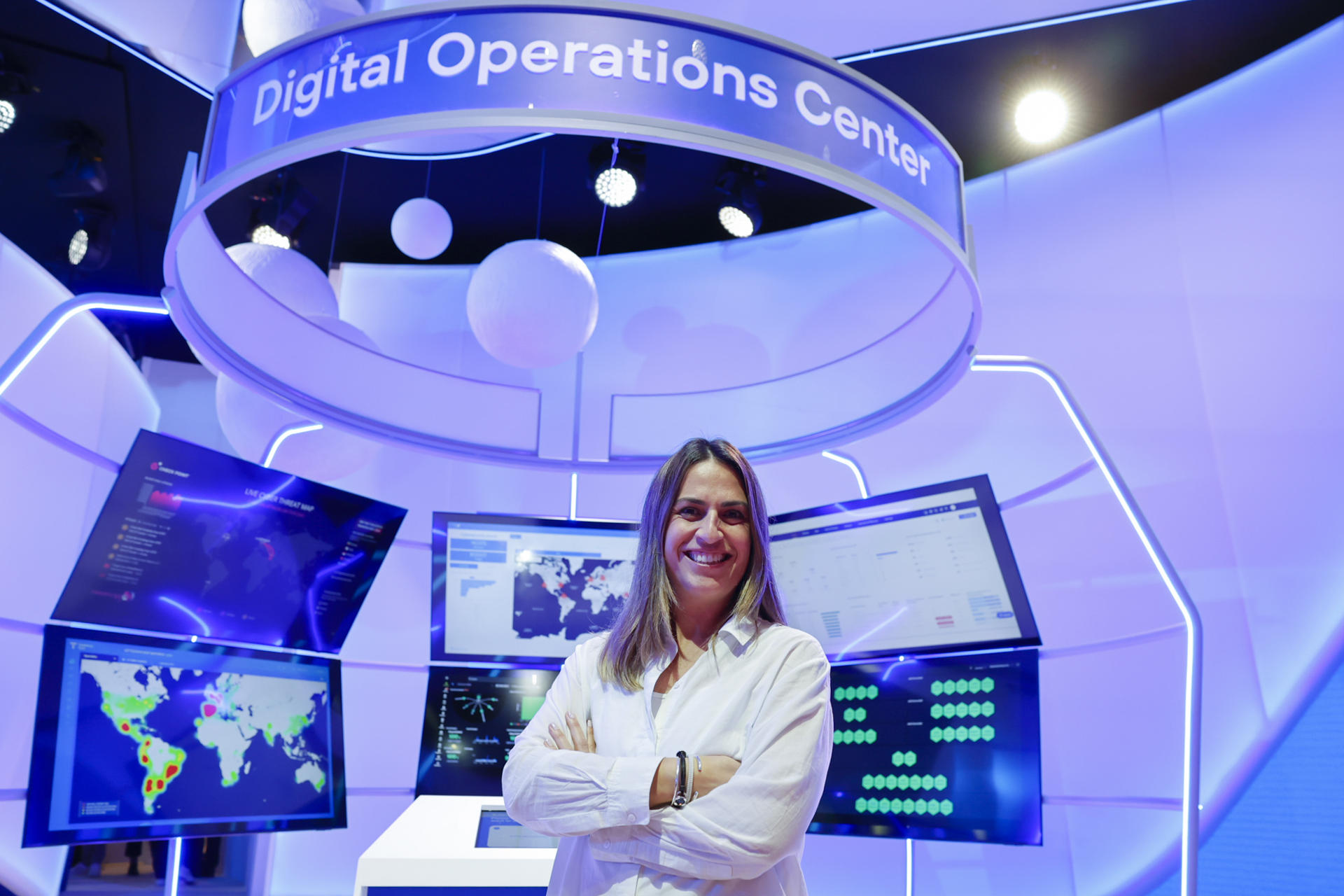 La responsable del Centro de Operaciones Digitales en Telefónica Tech, Carmen Fernández Valdunciel, posa en el Mobile World Congress (MWC) de Barcelona, el mayor congreso mundial del sector de la conectividad, en la recreación de su Centro de Operaciones Digitales de Bogotá (Colombia), con el que monitoriza globalmente sus servicios de ciberseguridad. EFE/Toni Albir