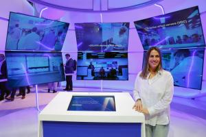 La responsable del Centro de Operaciones Digitales en Telefónica Tech, Carmen Fernández Valdunciel, posa en el Mobile World Congress (MWC) de Barcelona, el mayor congreso mundial del sector de la conectividad, en la recreación de su Centro de Operaciones Digitales de Bogotá (Colombia), con el que monitoriza globalmente sus servicios de ciberseguridad. EFE/Toni Albir
