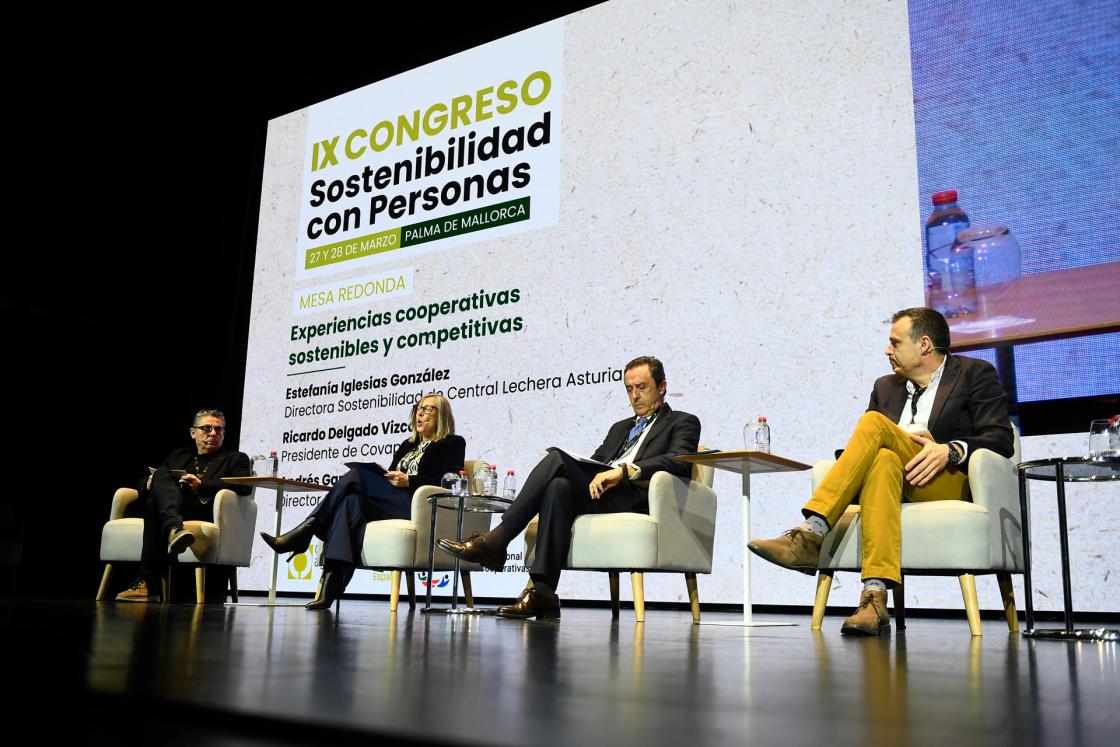 PALMA, 28/03/2025.- ( De i a d) Daniel Ferreiro, presidente del Consejo Sectorial de la Leche de Cooperativas Agro-alimentarias de España; Estefanía Iglesias, directora de Sostenibilidad de Central Lechera Asturiana; Ricardo Delgado, presidente de COVAP y Andrés García, director gerente de Garlan; durante la mesa redonda 'La sostenibilidad vinculada a la producción y el mercado' dentro del Congreso de Cooperativas Agro-alimentarias de España que aborda este viernes en Palma, en su segunda jornada, cuestiones como la sostenibilidad medioambiental y la incorporación de los jóvenes al campo. EFE/ Miquel A. Borràs