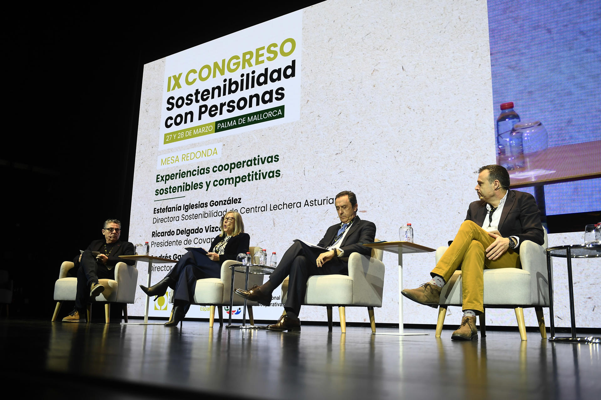 PALMA, 28/03/2025.- ( De i a d) Daniel Ferreiro, presidente del Consejo Sectorial de la Leche de Cooperativas Agro-alimentarias de España; Estefanía Iglesias, directora de Sostenibilidad de Central Lechera Asturiana; Ricardo Delgado, presidente de COVAP y Andrés García, director gerente de Garlan; durante la mesa redonda 'La sostenibilidad vinculada a la producción y el mercado' dentro del Congreso de Cooperativas Agro-alimentarias de España que aborda este viernes en Palma, en su segunda jornada, cuestiones como la sostenibilidad medioambiental y la incorporación de los jóvenes al campo. EFE/ Miquel A. Borràs
