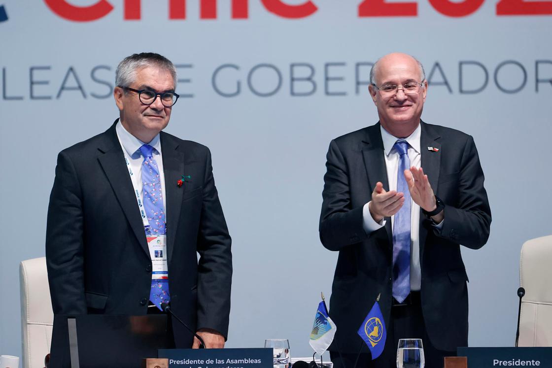 El presidente de la Asamblea de Gobernadores del BID y ministro de Hacienda de Chile, Mario Marcel (i), y el presidente del Banco Interamericano De Desarrollo (BID), Ilan Goldfajn, participan durante una rueda de prensa de las Asambleas Anuales de Gobernadores del BID y de BID Invest 2025 en Santiago (Chile). EFE/ Elvis González
