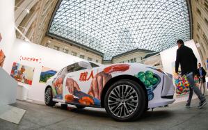 MADRID, 06/03/2025.- La obra "Itadak Imasu" de la artista vallisoletana Marta de la Fuente es exhibida este miércoles en el Stand de Lexus en la Feria de Arte "ART Madrid" en la Galeria de los Cristales del ayuntamiento de Madrid. EFE/David Fernández