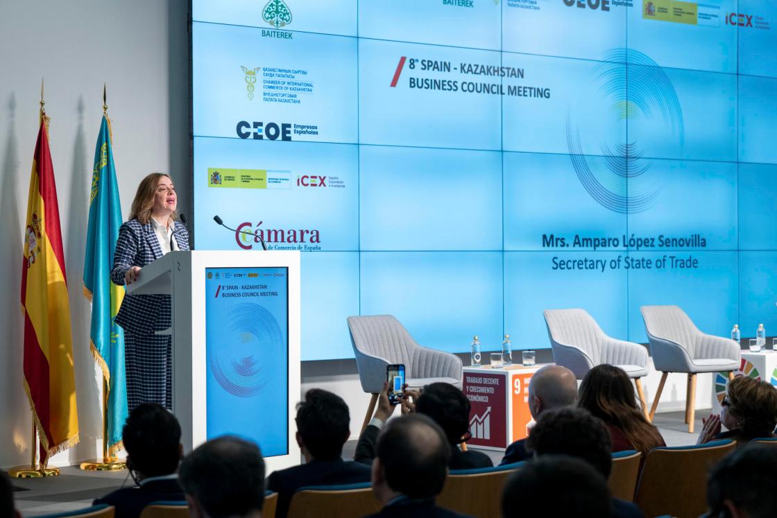 MADRID (ESPAÑA), 18/03/2025.- La secretaria de Estado de Comercio de España, Amparo López Senovilla, durante su discurso en la 8ª Reunión del Consejo Empresarial Kazajistán-España celebrada hoy en la Cámara de Comercio de España en Madrid. EFE/Fernando Villar.