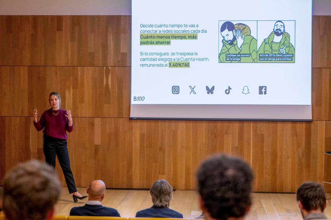 MADRID, 06/03/2025.-La banca digital de Abanca, B100, ha presentado este jueves su nuevo producto 'Off to Save', con el que pretende premiar el ahorro de los usuarios según el tiempo que pasen en sus perfiles de redes sociales. Este proyecto nace casi un año después de la iniciativa 'Move to Save', relacionada con la salud y la actividad física, según han detallado el director ejecutivo de B100, Jorge Mahía, y la directora de producto digital de B100, Paloma Barreiro (en la imagen), quienes han explicado que con esta nueva iniciativa se amplía su modelo 'Healthy Banking', este jueves durante el acto celebrado en el Museo Arqueológico de Madrid.- EFE/Fernando Villar 