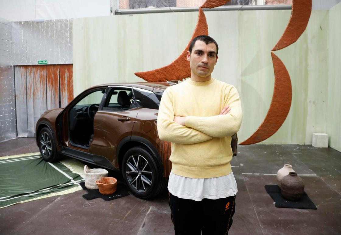 MADRID, 07/03/2025.- El artista Andrés Izquierdo posa junto a su obra "Reflejos de Silencio", una intervención sobre un vehículo Lexus, en el estand de la marca, en la feria de arte Art Fair, en las instalaciones de Matadero, Madrid, este viernes. EFE/David Fernández