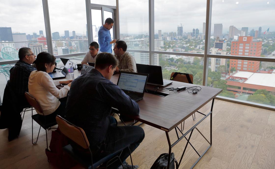 Fotografía de archivo de empleados trabajando en una oficina, en Ciudad de México (México). EFE/ José Méndez ARCHIVO
