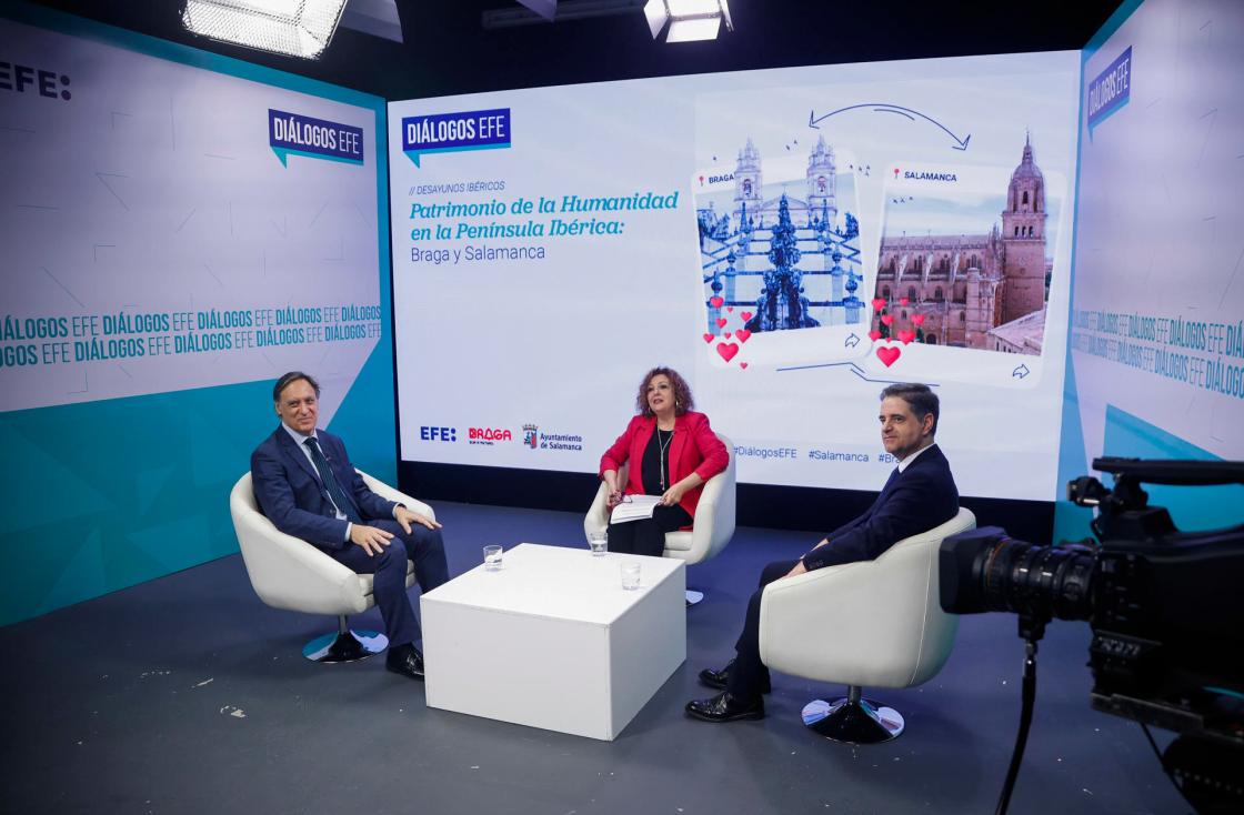 MADRID, 18/03/2025.-  El alcalde de Salamanca, Carlos García Carbayo (i), y el presidente de la Cámara Municipal de Braga, Ricardo Rio (d), junto a la periodista de la Agencia EFE, Mar Marín (c), durante el debate de Diálogos EFE "Patrimonio de la. Humanidad en la Península Ibérica: Braga y Salamanca" en la sede de la Agencia EFE en Madrid, en el que han coincidido en la importancia de reforzar la conexión hispano-lusa con la relación de ambas ciudades, al tiempo que han expuesto los retos y fortalezas turísticas de ambos territorios. EFE/David Fernández