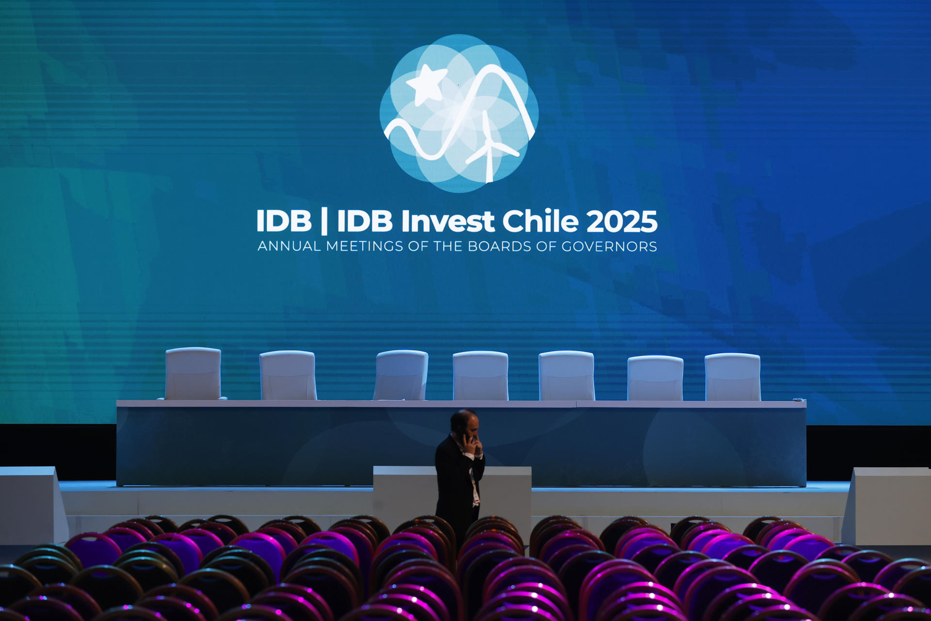 Photograph of attendees on the fourth day of the 2025 Annual Meetings of the IDB and IDB Invest Boards of Governors in Santiago. EFE/Elvis González