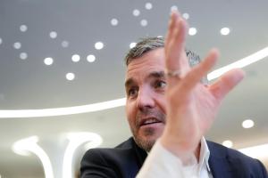 GRAFCAT4882. BARCELONA, 05/03/2025.- El vicepresidente senior de Huawei para Europa, Kenneth Fredriksen, durante una entrevista con EFE, en la que ha explicado que la tecnológica china Huawei presenta estos días en el congreso MWC sus soluciones para convertir el mundo en un lugar más conectado e inteligente, gracias al uso de la inteligencia artificial (IA), así como dispositivos innovadores, como el primer triple plegable del mercado. EFE/Enric Fontcuberta