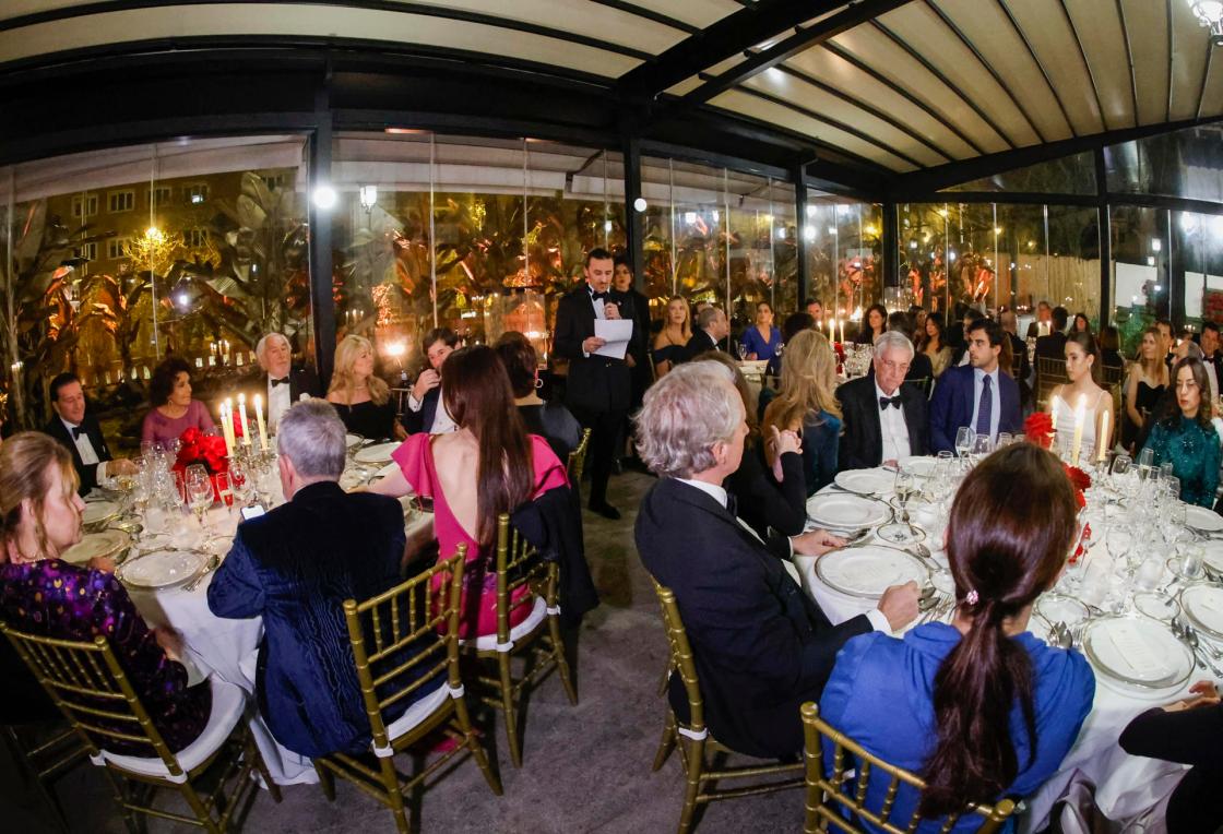 MADRID, 04/03/2025.- Luis Felipe Fernández-Salvador y Campodónico (c), Presidente de la Fundación "Identidad Nacional", hoy, 04 de marzo de 2025, en la Casa Ecuador Madrid 2025, donde ha presentado una experiencia sensorial inmersiva de la Fundación Identidad Nacional, que difunde la biodiversidad y cultura del Ecuador en el mundo, en Madrid. EFE/David Fernández