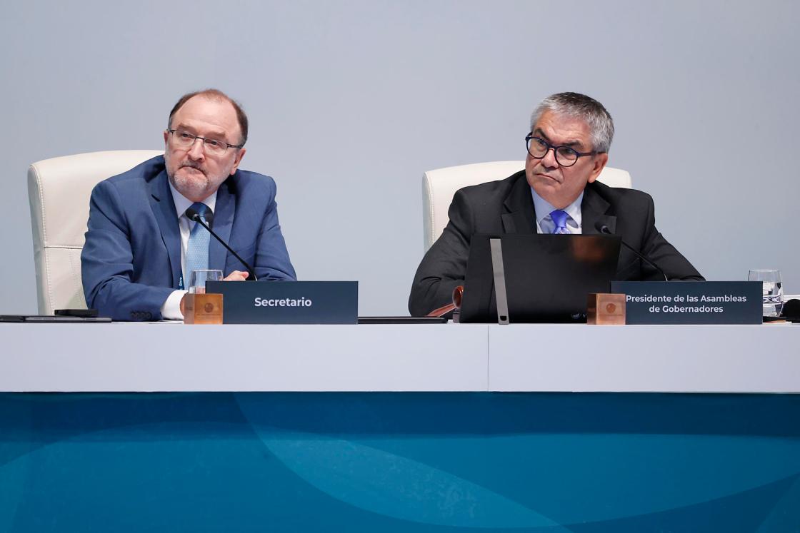 President of the IDB Board of Governors and Chilean Finance Minister Mario Marcel (L) alongside IDB Secretary Gerardo Corrochano during the closing ceremony of the 2025 Annual Meetings of the IDB and IDB Invest Boards of Governors in Santiago. EFE/Elvis González
