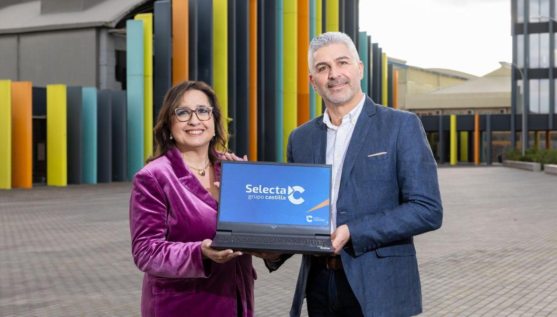 Pie de foto: M.Muñoz Dir. de Tecnología y J.Basora Resp. Comercial de AAPPAutor: Alberto Espada