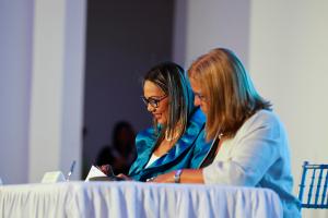 La gerente educativa y rectora del ITSE, Milena Gómez (i), firma un acuerdo en la inauguración de la "segunda fase" del Instituto Técnico Superior Especializado (ITSE) en Ciudad de Panamá (Panamá). EFE/Bienvenido Velasco