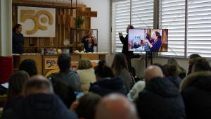 La Feria del Queso de Arzúa en A Coruña ha celebrado su 50 aniversario con una gran afluencia, largas colas en su clausura y visitantes comentando en tono jocoso que han gastado su sueldo en quesos. EFE/IMÁGENES CEDIDAS POR LA ORGANIZACIÓN/CRÉDITO OBLIGATORIO