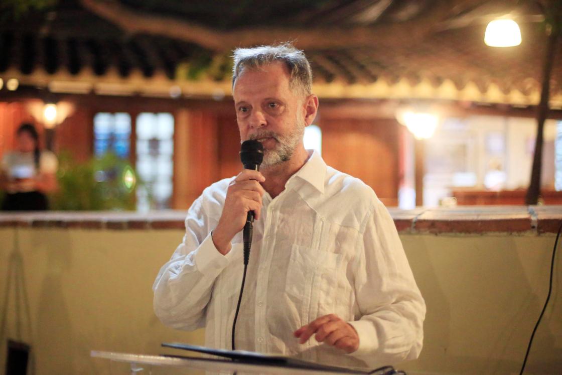 CARTAGENA (COLOMBIA), 17/03/2025.- El director corporativo de Iberia, Juan Cierco, habla durante un evento este lunes, en Cartagena (Colombia). Cierco destacó el papel de la aerolínea española como conector del turismo y las culturas al recibir en Cartagena de Indias el premio de la Asociación de Editores de Medios de la Unión Europea y de América Latina (EditoRed) por su trayectoria profesional como periodista y comunicador social. EFE/ Ricardo Maldonado Rozo