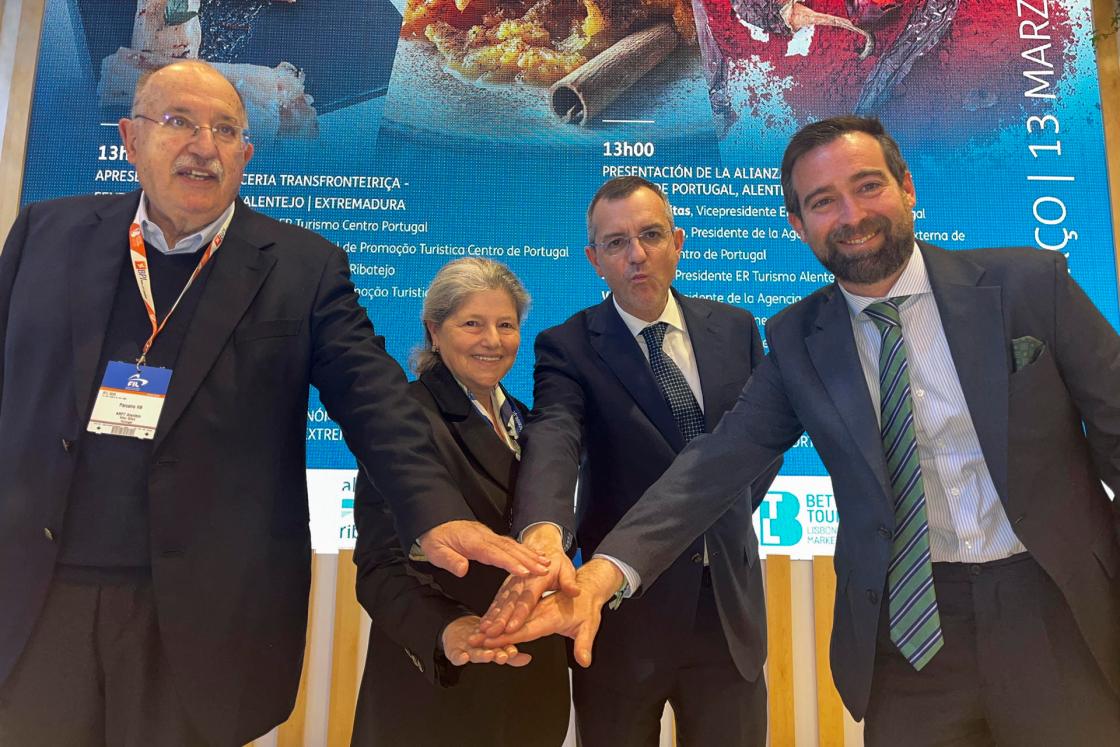 (izda a dcha) Vítor Silva, presidente de la Entidad Regional Turismo Alentejo; Anabela Freitas, presidenta en funciones Turismo Centro Portugal; José Santos, presidente de Turismo Alentejo, y Jesús Viñuales, director general de Turismo de Extremadura en la presentación de la estrategia conjunta ibérica como destino turístico en la BTL-Better Tourism Travel Market, la mayor feria de turismo de Portugal. EFE/Carlos García