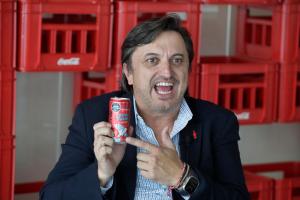 Fotografía del vicepresidente de Asuntos Públicos, Comunicaciones y Sostenibilidad para la Zona Centro de Coca-Cola Latinoamérica, Daniel Suárez, hablando durante una entrevista con EFE en Bogotá (Colombia). EFE/ Carlos Ortega