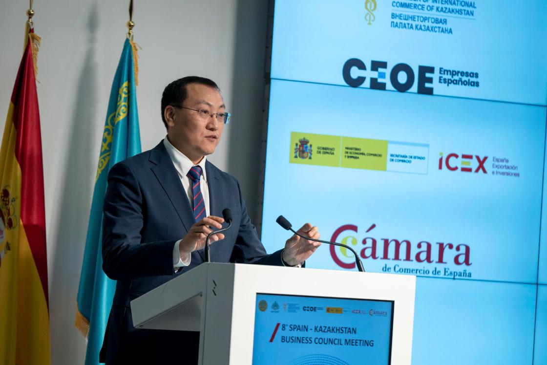 MADRID (ESPAÑA), 18/03/2025.- El viceministro de Comercio e Integración de Kazajistán, Kairat Torebayev, durante la 8ª Reunión del Consejo Empresarial Kazajistán-España celebrada hoy martes en la Cámara de Comercio de España en Madrid. EFE/Fernando Villar Sellés.