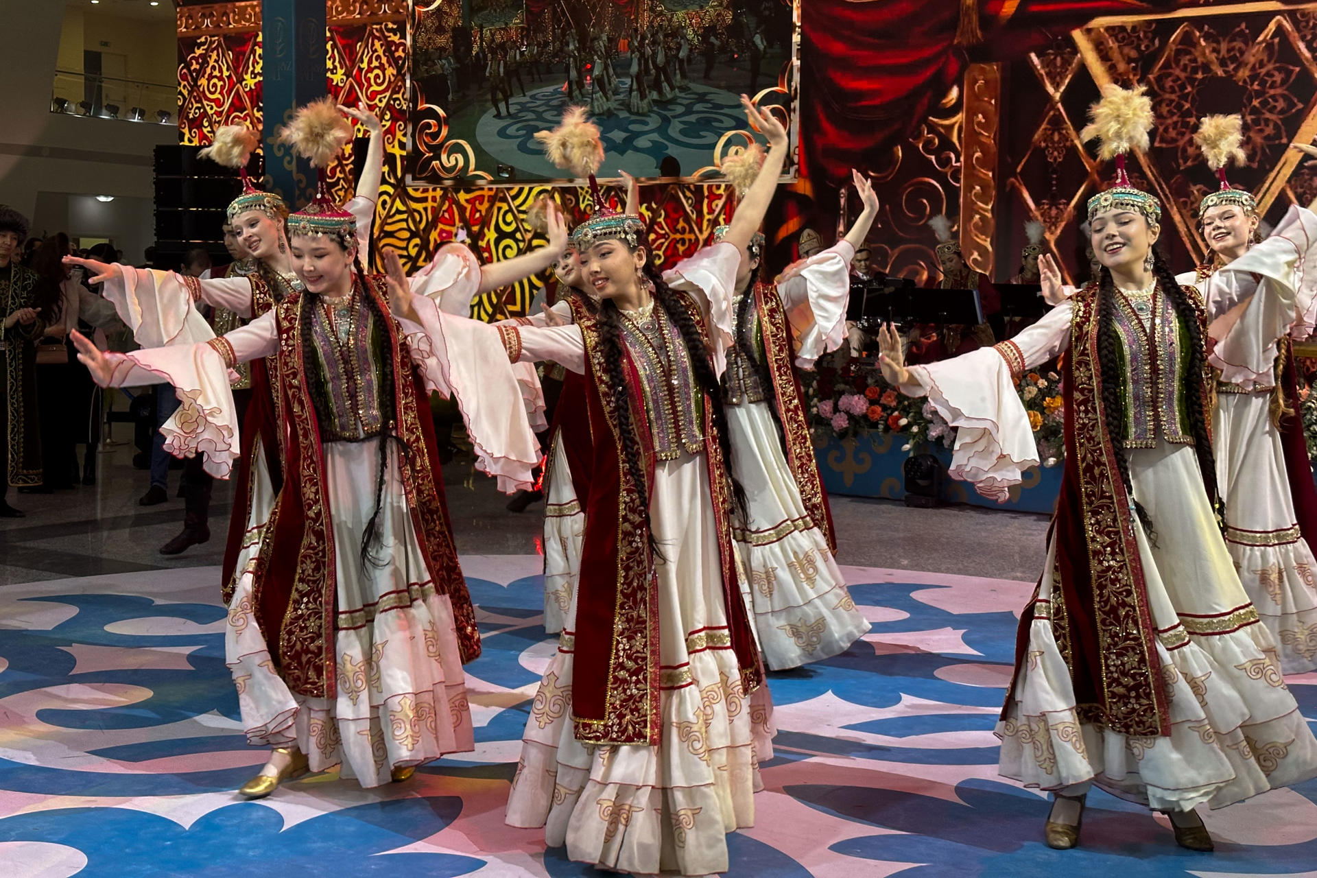 Kazakhstan revives traditional dress with a modern twist - EFE Comunica