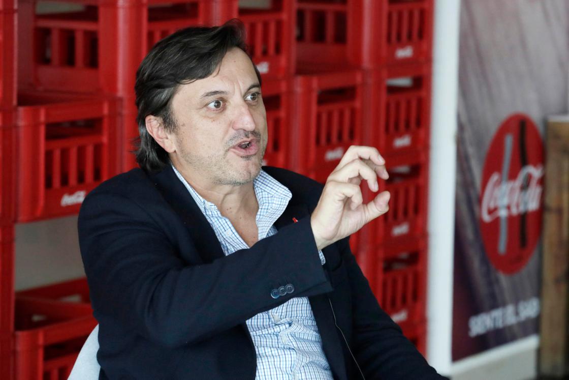 Fotografía del vicepresidente de Asuntos Públicos, Comunicaciones y Sostenibilidad para la Zona Centro de Coca-Cola Latinoamérica, Daniel Suárez, hablando durante una entrevista con EFE en Bogotá (Colombia). EFE/ Carlos Ortega