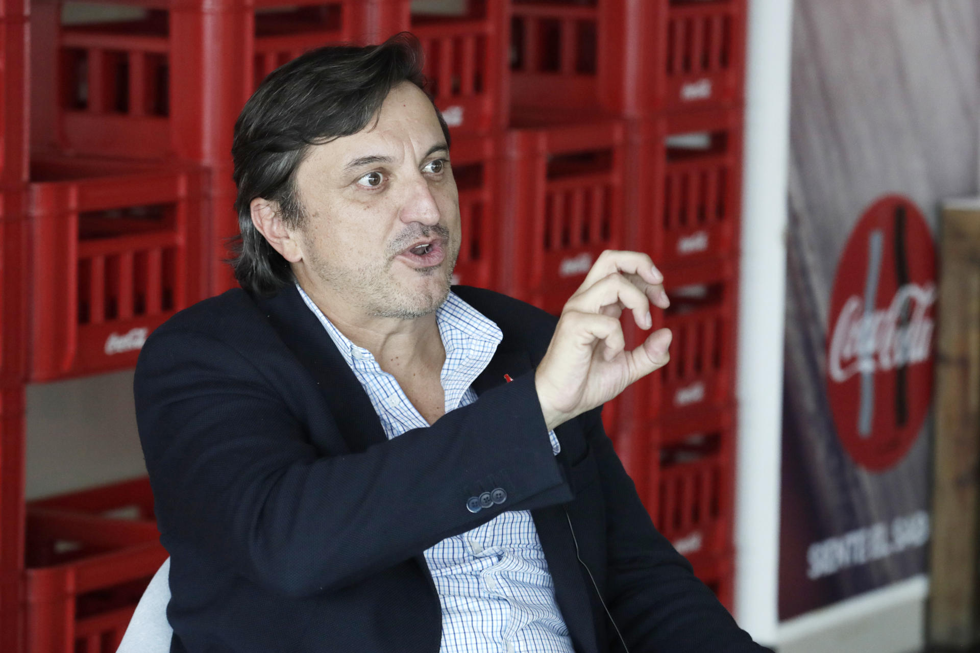 Fotografía del vicepresidente de Asuntos Públicos, Comunicaciones y Sostenibilidad para la Zona Centro de Coca-Cola Latinoamérica, Daniel Suárez, hablando durante una entrevista con EFE en Bogotá (Colombia). EFE/ Carlos Ortega