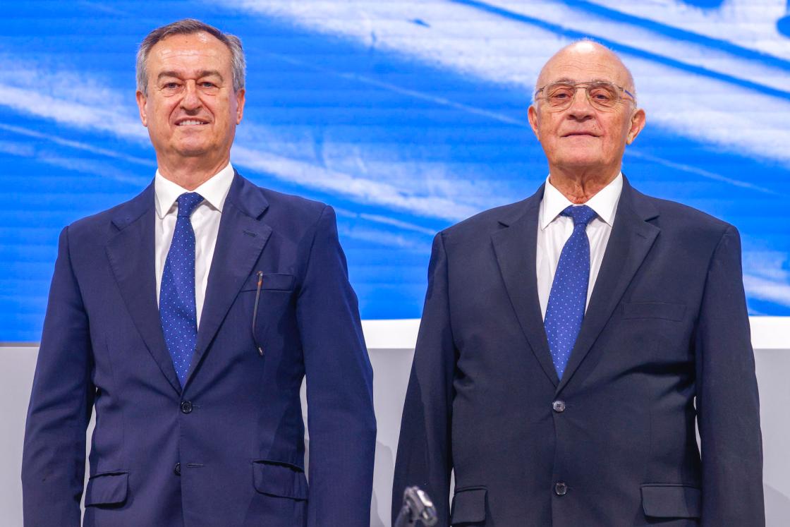 GRAFCAT5657. BARCELONA (ESPAÑA), 20/03/2025.- El presidente del Banco Sabadell, Josep Oliu (d) junto all consejero delegado, César González-Bueno (i), durante su intervención en la Junta General de Accionistas de la entidad, que se celebra por primera vez en Sabadell (Barcelona) después de que el banco anunciara en enero el retorno de su sede social a Cataluña tras más de siete años en Alicante desde donde ha alertado este jueves de los "riesgos de ejecución" de la opa lanzada por el BBVA ante sus accionistas, que le han dedicado una larga ovación, y ha apelado al "bien común de este país" a la hora de valorar la oferta. EFE/ Quique García