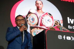 El campeón mundial WBO Iván Iron Boy Calderón habla durante el lanzamiento de la Convención Mundial de la Organización Mundial de Boxeo (WBO) en Bogotá (Colombia). EFE/ Carlos Ortega
